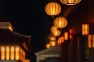 《巷道里的春天》剧照：青砖巷口停着一辆旧自行车，晾衣绳上挂着洗过的床单