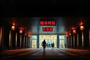 《旧城雨季》剧照：雨天的老城区巷子，晾衣架在楼与楼之间相连